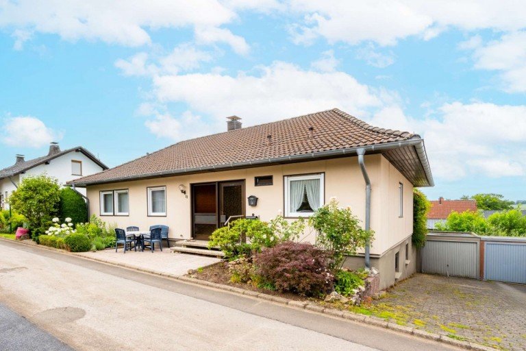 18252 Au�enansicht Hillesheim Bungalow Bungalow mit Terrasse, Garten & Garage in ruhigem Wohngebiet in Hillesheim - PROVISIONSFREI