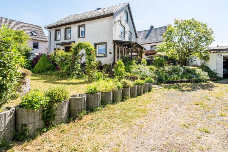 18308 Au�enanscht Wallscheid Einfamilienhaus Freistehendes Einfamilienhaus in Wallscheid - besonderes Grundst�ck, Garten, Veranda & Terrasse