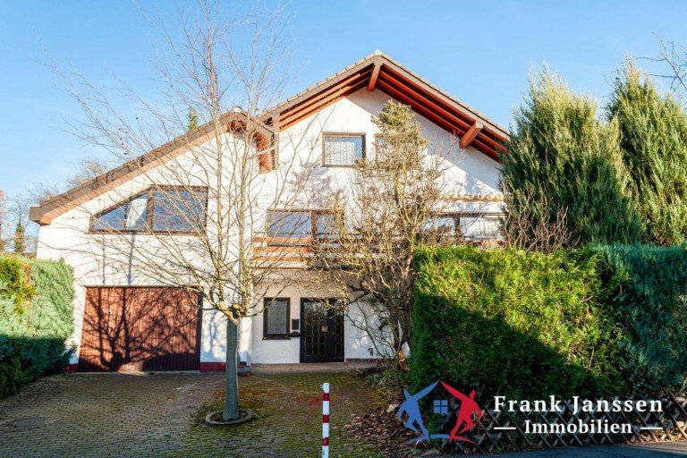 EU23012 Frontansicht Kall Haus Freistehendes Einfamilienhaus mit Einliegerwohnung in Kall - PROVISIONSFREI
