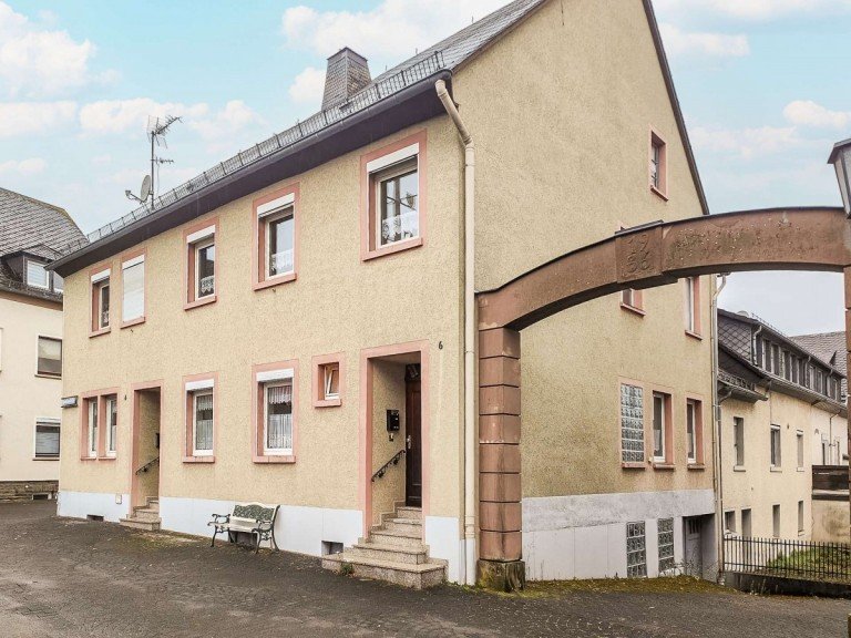 18268 Au�enansicht Stadtkyll Zweifamilienhaus Sanierungsbed�rftiges Wohnhaus mit zwei Wohneinheiten in Stadtkyll