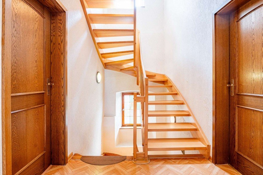 18401 Flur OG Haus Rockeskyll