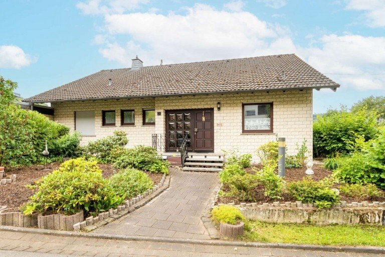 18245 Au�enansicht M�sch Einfamilienhaus Freistehendes Einfamilienhaus mit Garten, Weitblick & 2 Garagen in M�sch - PROVISIONSFREI