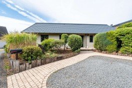 Hauptbild Freistehender Bungalow in Bettenfeld I PREFA Aluminium-Dach (2024) I 3 Schlafzimmer I Kaminofen
