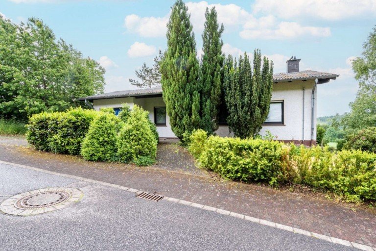 18309 Au�enansicht Feusdorf Haus Neuer Preis! Freistehendes Einfamilienhaus mit Weitblick in Feusdorf - Garten & Garage