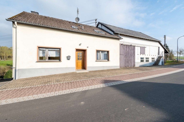 18168 Hausansicht Duppach Einfamilienhaus Einfamilienhaus mit Scheune in Duppach in ruhiger Ortsrandlage - PROVISIONSFREI