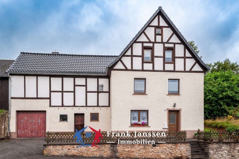 EU23010 Frontseite Dahlem Haus Freistehendes Einfamilienhaus mit gro�em Garten in Dahlem - PROVISIONSFREI