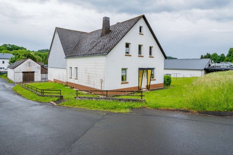 18382 Au�enansicht J�nkerath Einfamilienhaus Einfamilienhaus in J�nkerath - Gro�er Garten, Scheune & Garagen