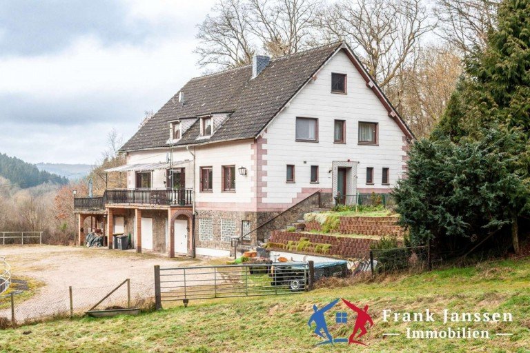 EU23015 Au�enansicht Blankenheim Haus Freistehendes Zweifamilienhaus in traumhafter Lage mit gro�em Grundst�ck und Stall in Blankenheim
