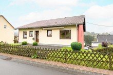 18266 Au�enansicht Freistehendes Einfamilienhaus mit ELW & gro�em Garten in ruhiger Wohnlage in Neroth