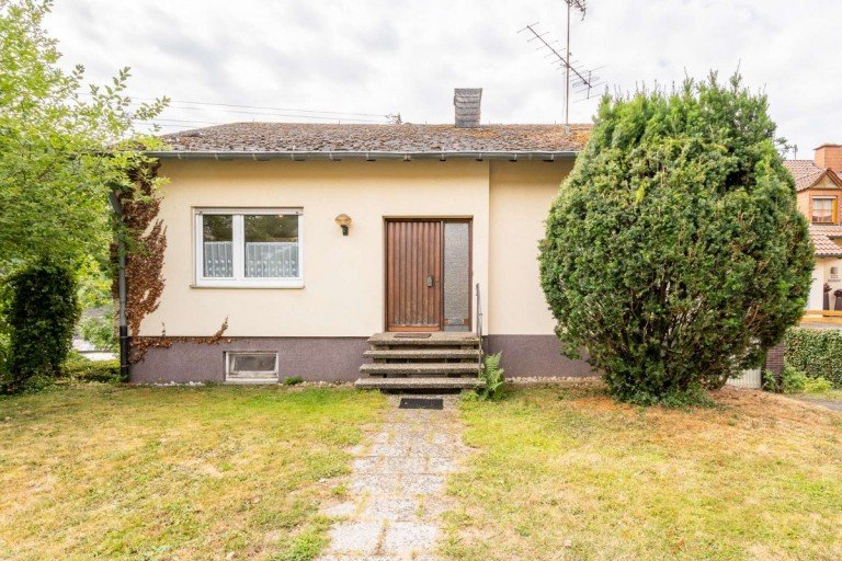 Hausansicht Sankt Thomas Einfamilienhaus Freistehendes Einfamilienhaus mit ruhiger Wohnlage in Sankt Thomas - PROVISIONSFREI