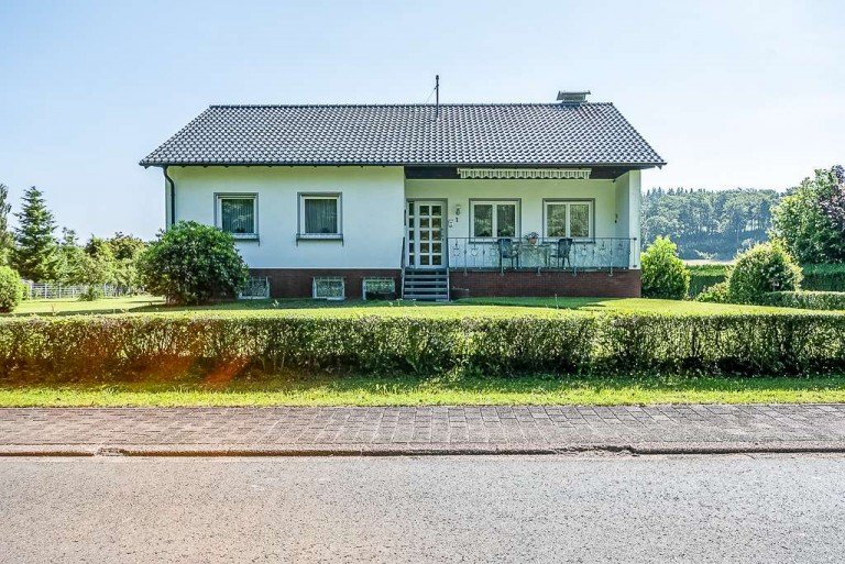 18316 Ansicht Burbach Einfamilienhaus Freistehendes Einfamilienhaus mit eingebauter Garage - Ortsrandlage mit traumhaftem Blick