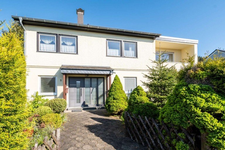 18302 Au�enansicht Gerolstein Haus NEUER PREIS! Freistehendes Einfamilienhaus mit Garage in B�scheich - mit Garten, Terrasse & Balkon