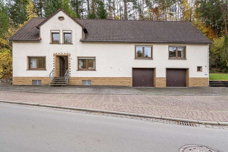 18347 Ansicht �xheim Haus Freistehendes Einfamilienhaus mit zwei Wohneinheiten & zwei Garagen in Niederehe