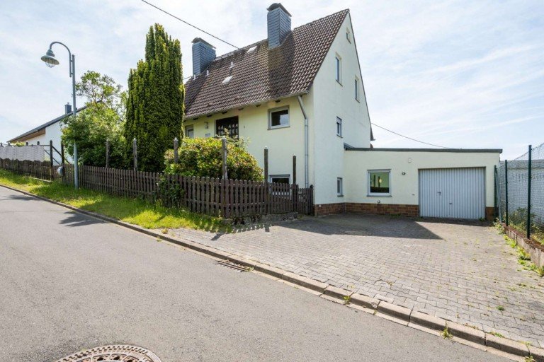 18314 Au�enansicht Horperath Haus Freistehendes Einfamilienhaus in Horperath - �berdachte Terrasse mit Steingrill, Garten & Balkone