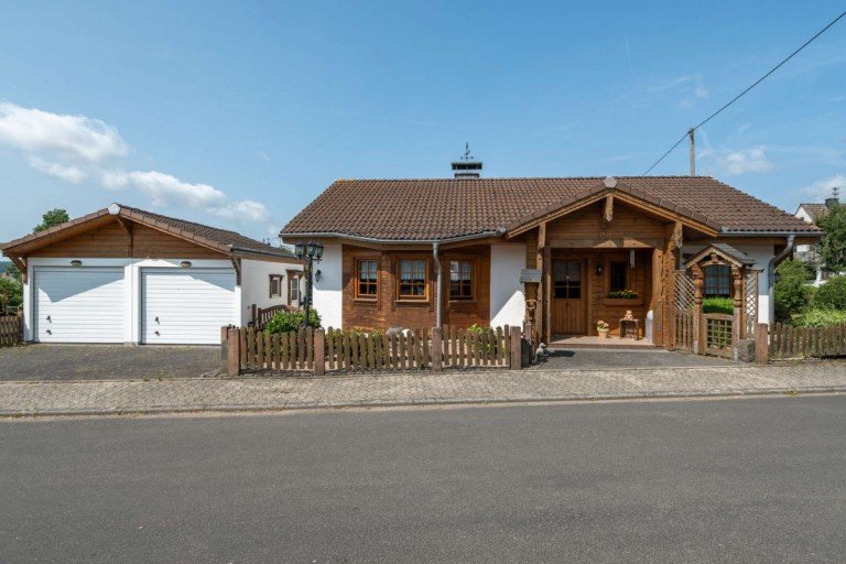 18182 Au�enansicht Wershofen Bungalow Bungalow mit Doppelgarage in Wershofen - Anlageobjekt