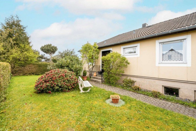 18230 Au�enansicht Kelberg Einfamilienhaus Freistehender Bungalow mit 2 Garagen, Garten & Terrasse in Kelberg-K�ttelbach