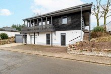 18281 Au�enansicht Freistehendes, modernisiertes Einfamilienhaus mit zwei Garagen & tollem Weitblick in Bleialf