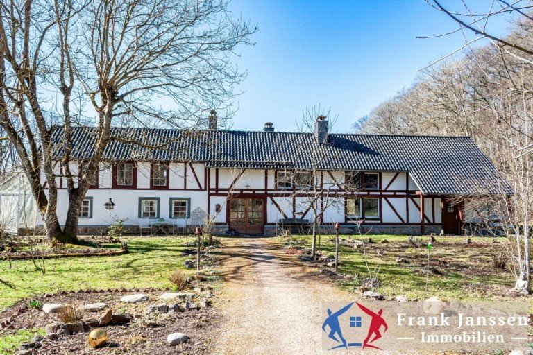 EU23014 Au�enansicht Blankenheim Haus Freistehendes Einfamilienhaus mit gro�em Garten in traumhafter Lage in Blankenheim