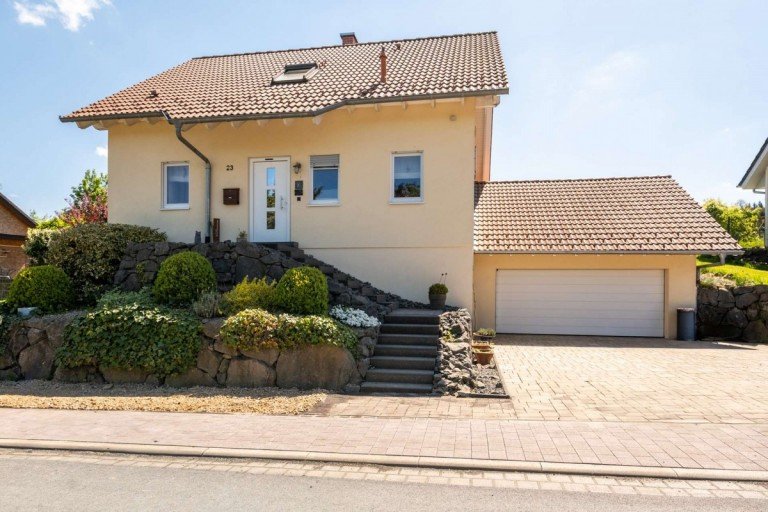 18303 Au�enansicht Neroth Haus Freistehendes Einfamilienhaus in Neroth - Effizienzhaus 70 - mit Doppelgarage & traumhaftem Garten