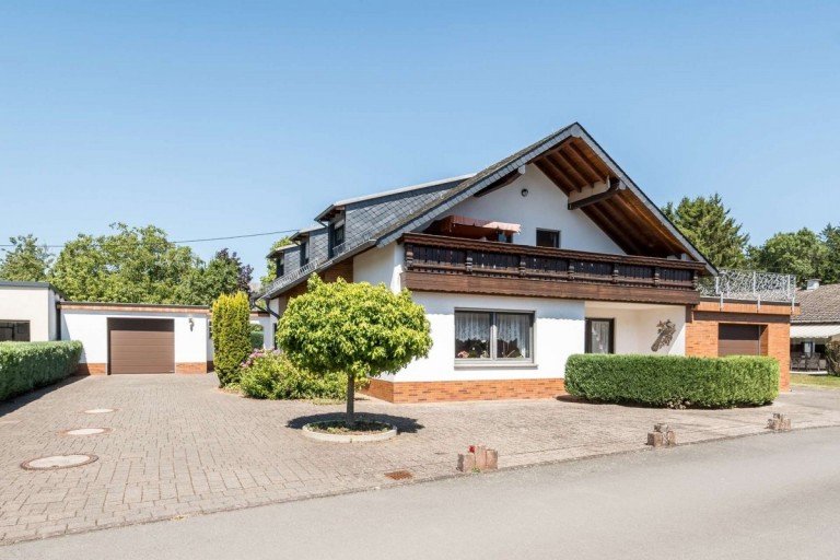 18393 Au�enansicht Seiwerath Haus Freistehendes Zweifamilienhaus in Seiwerath I 2 Garagen I Garten, Dachterrasse & Balkon