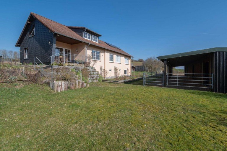 18221 Hillesheim Au�enansicht Hillesheim Haus Freistehendes Einfamilienhaus mit 8 Hektar in Alleinlage in Hillesheim