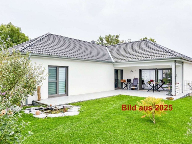 18360 Au�enansicht 2025 Nohn Haus Neuwertiger Bungalow in der Eifel - BJ 2022 - Umweltthermie & Solaranlage - 3 Schlafzimmer - Garten