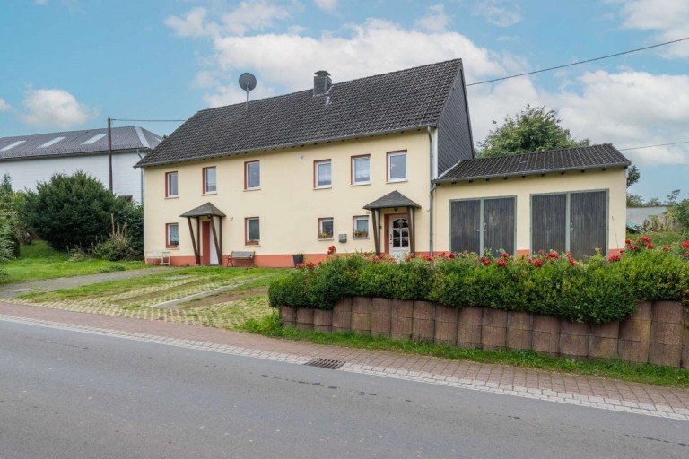 18255 Au�enansicht Roth bei Pr�m Zweifamilienhaus Zwei Doppelhaush�lften mit Doppelgarage & Garten in Roth b. Pr�m - PROVISIONSFREI