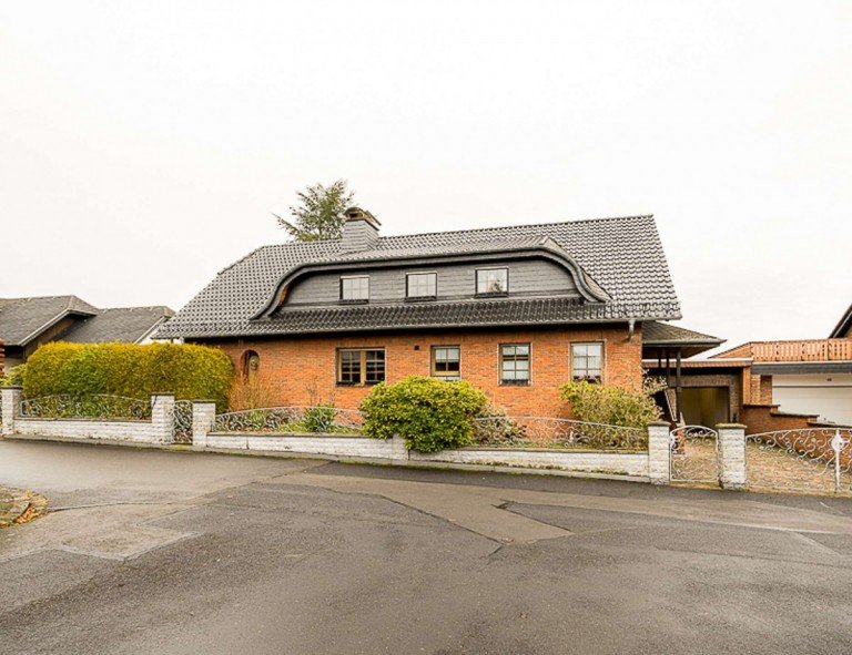 18358 Au�enansicht Kradenbach Haus Freistehendes Einfamilienhaus mit ELW in Kradenbach - Garagen, ruhige Wohnlage & ebener Garten