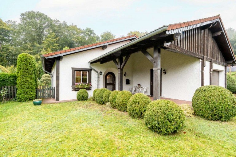 18264 Au�enansicht Feusdorf Bungalow Freistehender Bungalow in Top-Lage mit Doppelgarage & Garten in Feusdorf - bezugsfertig