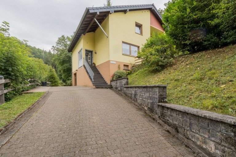 18397 Au�enansicht Densborn Haus Freistehendes Wohnhaus in Densborn I 6 Schlafzimmer I 4 Badezimmer I Garten I plus Waldgrundst�ck I