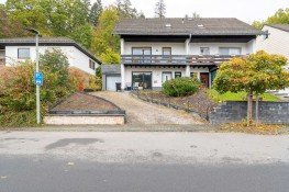 Hauptbild Doppelhaushälfte mit Einliegerwohnung in Jünkerath - Teilmodernisiert bis 2025 & separate Anschlüsse