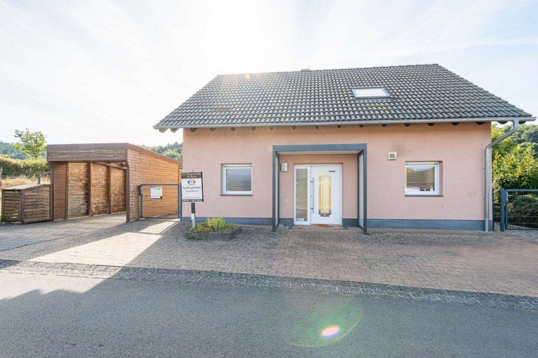 18322 Au�enansicht Kerpen Haus Freistehendes Einfamilienhaus mit Carport in Kerpen - Baujahr 2012 - Sonnenterrasse & Waldsicht