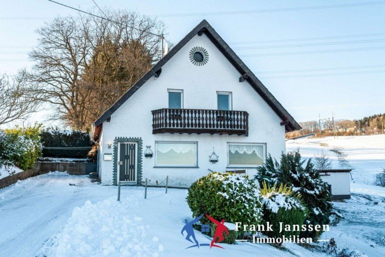 EU23013 Frontansicht Dahlem Haus Freistehendes Einfamilienhaus in traumhafter Lage mit gro�em Grundst�ck in Dahlem