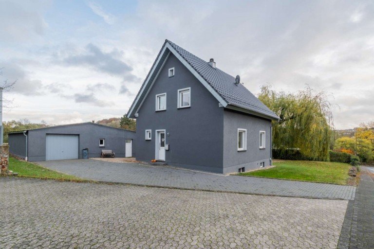 18202 Frontansicht Hillesheim Einfamilienhaus Freistehendes Einfamilienhaus mit Garage in Hillesheim - PROVISIONSFREI