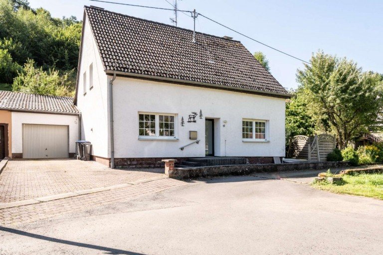 18328 Au�enansicht M�rlenbach Haus Einfamilienhaus mit Garage in M�rlenbach - Heizung aus 2018 - 3 Schlafzimmer - Garten und Terrasse