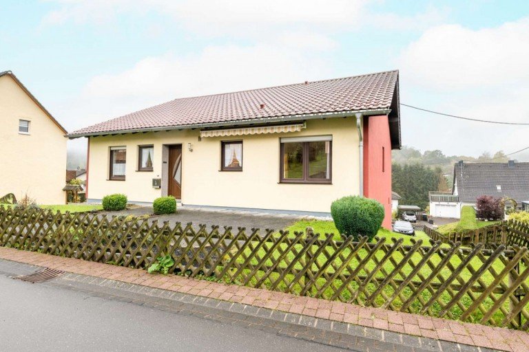 18266 Au�enansicht Neroth Haus Freistehendes Einfamilienhaus mit ELW & gro�em Garten in ruhiger Wohnlage in Neroth