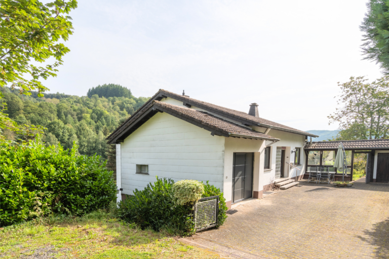 18257 Au�enansicht M�rlenbach Einfamilienhaus Wohnhaus mit Einliegerwohnung in erh�hter Alleinlage mit Aussicht in M�rlenbach - PROVISIONSFREI