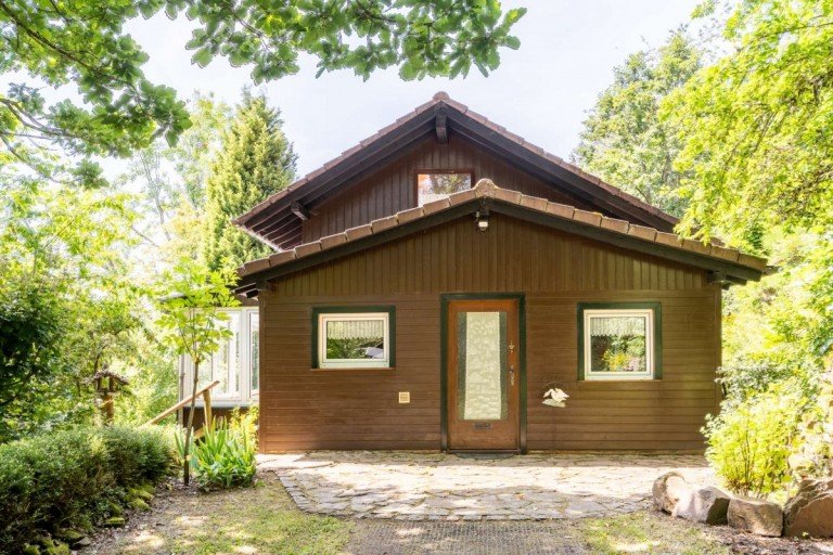 18250 Au�enansicht Neroth Einfamilienhaus Freistehendes Ferienhaus mitten im Wald - S�dhanglage - Wintergarten mit Weitblick - PROVISIONSFREI