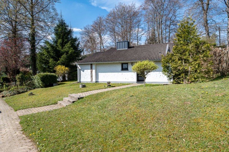 18372 Au�enansicht Lissendorf Haus Freistehender Bungalow mit Galerie im Erholungsgebiet Lissendorf - Festwohnsitz - Terrasse & Garten