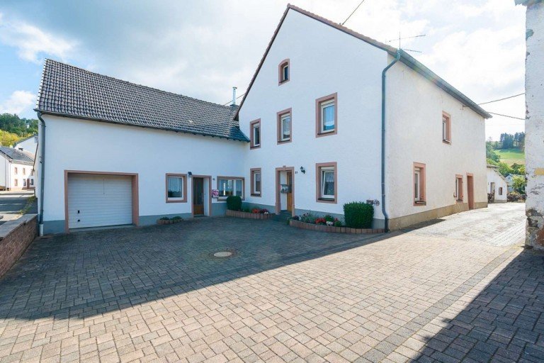 18401 Au�enansicht Rockeskyll Haus Zwei Einfamilienh�user + Nebengeb�ude in Rockeskyll I Holz-Zentralheizung (2018) I Pelletofen (2020)