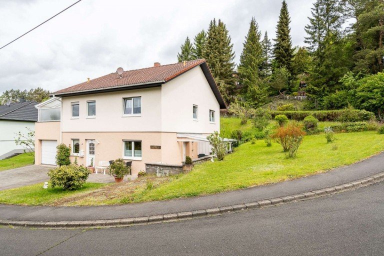 18380 Au�enansicht Rockeskyll Haus Einfamilienhaus mit ELW in Rockeskyll - Garage mit Dachterrasse & Weitblick